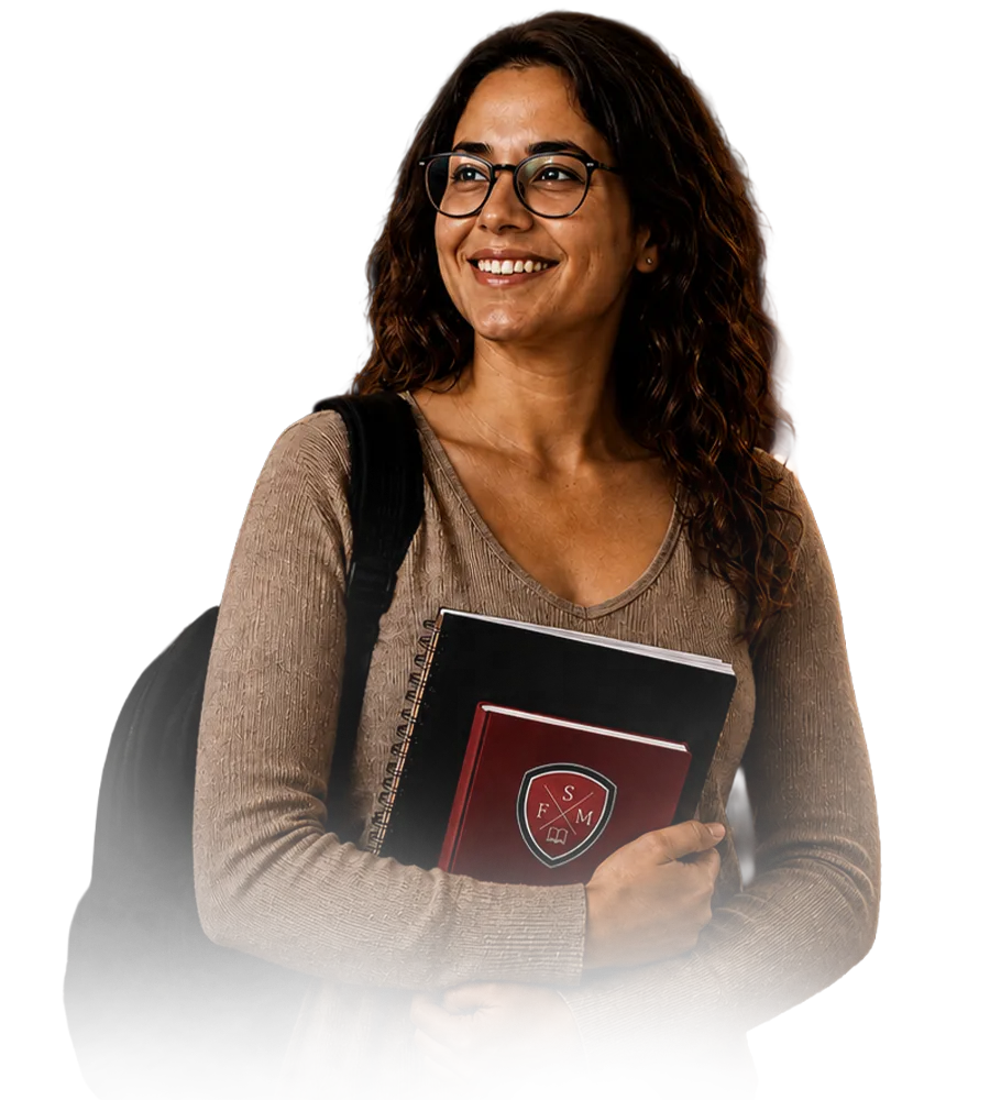 Estudante de óculos sorrindo com cadernos e caderno da FASAMAR